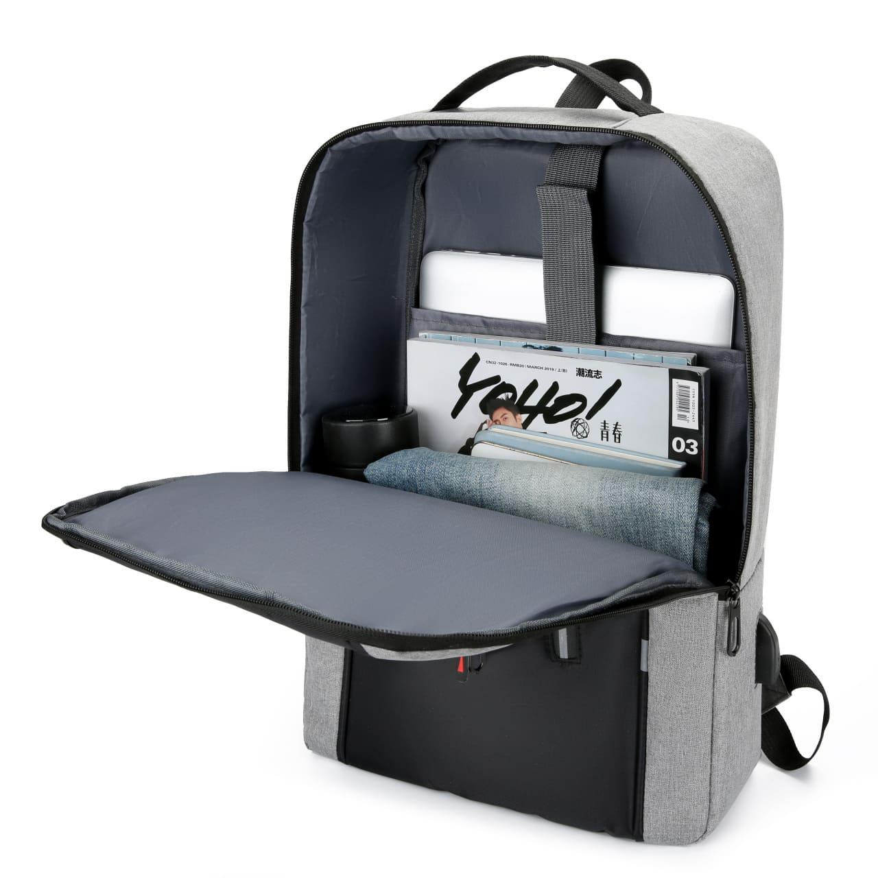 Bolso de viaje abierto